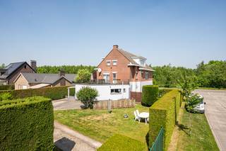 TE KOOP in de PINTE aan de Polderdreef 123<br /><br />Handelspand met woonst, zeer goed gelegen nabij de N60 en E17 en op 1.5 km van het centrum van De Pinte.<br /><br />OP HET GELIJKVLOERS :<br />Inkom die toegang geeft tot de toonzaal en werkplaats.<br />Achter de trap is er ook nog een kleine kelder.<br />Vanuit de toonzaal kan men ook nog een bureau betreden.<br />achteraan is er ook nog een bergplaats + inpandige garage<br /><br />OP HET VERDIEP :<br />Via de inkom kan men zowel de badkamer als slaapkamer als living betreden. Via de living komt men in de keuken. Via de traphal kan men het ruime aangename terras betreden.<br /><br />OP HET 2E VERDIEP :<br />Via de traphal komt men op het 2e verdiep waar zich 3 slaapkamers bevinden + berging.<br /><br />TUIN :<br />Vooraan is er parkeergelegenheid voldoende om verschillende wagens te parkeren wat een pluspunt is voor de handelszaak.<br />Totale oppervlakte van de tuin is 902m2.<br /><br />Interesse?<br /><br />Voor meer informatie of een bezoek:<br /><br />📞 0473/300 700 - Stefaan<br />📧 Stefaan@speybroeck.be<br />🌐 Speybroeck Vastgoed