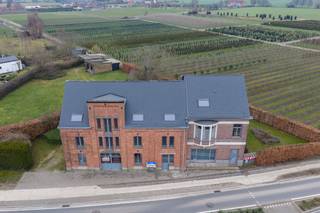 Op een uitstekende locatie te Putte bevindt zich deze ruime, gerenoveerde zonevreemde woning met 5 slaapkamers, een magazijn van 479 m² en tal van mogelijkheden op een perceel met open zicht op weiden en agrarisch gebied. U geniet hier van een rustige omgeving met achteraan een weids uitzicht, doch op een boogscheut van winkels, eet-en drankgelegenheden, scholen en het openbaar vervoer.<br /><br />We betreden de woning via de inkomhal. De karaktervolle leefruimte kan worden ingericht met een gezellige zithoek en eetplaats. Aansluitend bevindt zich de ruime open keuken met eiland, voorzien van veel lichtinval en directe toegang tot een koele berging. Vanuit de inkomhal of leefruimte bereikt u een bureau. Verder beschikt het gelijkvloers nog over een extra polyvalente ruimte die kan dienen als bureau of opslagruimte, alsook een apart toilet.<br />Via de nachthal op de eerste verdieping bereiken we 3 slaapkamers, een apart toilet en een ruime badkamer met inloopdouche en dubbele lavabo. De tweede verdieping geeft toegang tot nog 2 slaapkamers, waarvan één ruime kamer met mezanine.<br />Achteraan de woning bevinden zich enkele parkeerplaatsen, een groot terras en een ruime, van de straat afgeschermde tuin waar u in alle rust en privacy kan genieten.<br />Het bijhorende magazijn van 479 m² met automatische poort is verdeeld over 3 niveaus en biedt tal van mogelijkheden. Dit kan geïntegreerd worden in de woning of gebruikt worden voor professionele doeleinden. Tevens bestaat de mogelijkheid om een praktijkruimte van ca. 100 m² in te richten.<br />Dit is een uitstekende opportuniteit voor wie op zoek is naar een ruime, instapklare woning met magazijn en bijzonder veel potentieel op een strategische locatie.<br /><br />Contacteer ons op het nummer 0479 13 63 69 voor meer informatie of via info@boonstravastgoed.be<br /><br />Bijzonderheden:<br />- 5 slaapkamers<br />- Magazijn van 479 m²<br />- Zonevreemde woning