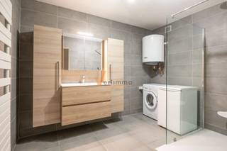 <h3><span>1-slaapkamerappartement met zonnig terras</span></h3><p><span>Op zoek naar een appartement op een centrale ligging in Schoten? Dan is dit appartement op de </span><span>eerste verdieping </span><span>zeker een bezoek waard.</span></p><p><span>Via de </span><span>lift </span><span>bereikt u dit appartement van ca. </span><span>80 m²</span><span>, waar een ruime leefruimte met grote raampartijen meteen in het oog springt. De open, ingerichte keuken sluit mooi aan op de woonkamer en beschikt bovendien over een praktische berging.</span></p><p><span>Verder vindt u een </span><span>ruime slaapkamer</span><span> met rechtstreekse toegang tot het </span><span>zuidgerichte terras</span><span>, een moderne badkamer met inloopdouche en aansluiting voor wasmachine en een apart toilet.</span></p><p><span>Dankzij de centrale ligging bevinden winkels, openbaar vervoer, scholen en belangrijke invalswegen zich op wandelafstand. Hierdoor is dit appartement ideaal als eigen woonst of als investering.</span></p><p><span>Extra troeven:</span></p><ul><li><span>Eerste verdieping bereikbaar met lift </span></li><li><span>Ruime en lichte leefruimte </span></li><li><span>Zuidgericht terras aan de slaapkamer </span></li><li><span>Moderne badkamer </span></li><li><span>Privatieve kelderberging </span></li><li><span>EPC-label C</span><span> </span></li><li><span>Asbestveilig</span><span> </span></li><li><span>Gunstige, centrale ligging nabij winkels en openbaar vervoer </span></li></ul><p><span> </span></p><p><span>Interesse? Contacteer </span><span>Verlimmo</span><span> voor meer informatie of een bezoek ter plaatse.</span></p><p><span>*De vermelde bewoonbare oppervlakte is gebaseerd op de bruikbare vloeroppervlakte zoals vermeld op het EPC-verslag</span></p><p><span> </span></p>
