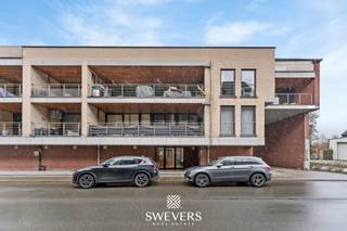 Interesse? Meer informatie op www.SWEVERS.be. - Welkom in de Zwarte Duivelsstraat 10 bus 1.6 in Halen, waar comfortabel wonen en een centrale ligging hand in hand gaan. Dit appartement op de eerste verdieping bevindt zich in het hart van de stad en vormt een uitstekende opportuniteit voor wie betaalbaar wil wonen of slim wil investeren. Hier woont u op wandelafstand van alles wat het dagelijkse leven aangenaam maakt.<br /><br />Het appartement werd gebouwd in 2007 en beschikt over een bewoonbare oppervlakte van 42 m². De indeling is compact maar functioneel, met een aangename living van 17 m² die baadt in natuurlijk licht. Dit is de plek waar u na een drukke werkdag tot rust komt. Waar u vrienden ontvangt. Of gewoon geniet van een rustige avond in uw eigen stek.<br /><br />Aansluitend vindt u de keuken van 4 m². Praktisch ingericht en klaar om volledig naar uw eigen smaak opgefrist te worden. Vandaag biedt ze alles wat u nodig heeft, morgen kan dit uw stijlvolle, hedendaagse kookruimte zijn. Met enkele gerichte ingrepen creëert u hier een eigentijds geheel dat perfect aansluit bij uw woonwensen.<br /><br />De slaapkamer van 8 m² biedt voldoende ruimte voor een comfortabel bed en kastruimte. Een gezellige cocon waar u elke ochtend ontspannen ontwaakt. <br /><br />De badkamer vervolledigt het geheel en beschikt over de nodige voorzieningen. <br /><br />Het appartement is volledig op te frissen, wat betekent dat u de unieke kans krijgt om het volledig naar uw hand te zetten. Geen compromissen, maar een inrichting die perfect bij u past. Dit is een ideale starterswoning of een interessante investering met meerwaarde op termijn.<br /><br />Comfort is verzekerd dankzij de aanwezigheid van een lift in het gebouw. Dat maakt het appartement niet alleen toegankelijk, maar ook toekomstgericht. Jong of iets minder jong: hier woont u zorgeloos op de eerste verdieping.<br /><br />De ligging is zonder twijfel een van de grootste troeven. U bevindt zich in het centrum van Halen, met winkels, horeca en andere voorzieningen op amper 5 tot 300 meter afstand. Even snel boodschappen doen of gezellig iets gaan eten? U wandelt er gewoon naartoe.<br /><br />Ook praktisch scoort deze locatie bijzonder sterk. Scholen bevinden zich op slechts 500 meter, openbaar vervoer op 150 meter. Bovendien ligt de E314 op amper 3,3 kilometer, wat zorgt voor een vlotte verbinding naar omliggende steden. Ideaal voor pendelaars die rustig willen wonen maar toch mobiel willen blijven.<br /><br />Voor wie graag ontspant in het groen ligt het Schulensmeer op slechts 2,5 kilometer. Denk aan zonnige wandelingen, fietstochten of een ontspannen namiddag aan het water. Hier combineert u het gemak van het stadscentrum met de rust van de natuur in de nabije omgeving.<br /><br />Bent u op zoek naar een betaalbaar appartement met potentieel, op een topligging in Halen? Dan is dit een buitenkans. Met de juiste opfrissing creëert u hier een eigentijdse woonplek of een rendabele investering voor de toekomst. Plan vandaag nog uw bezoek en ontdek zelf de mogelijkheden die dit appartement te bieden heeft. Wij van Swevers Real Estate helpen je maar al te graag verder. tel. 011 255 155. Bron bewoonbare oppervlakte: EPC-verslag.