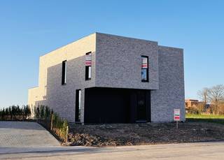 Op een perceel van 652m² staat deze unieke nieuwbouwvilla met een bewoonbare oppervlakte van 266m², de strakke architectuur valt meteen op...