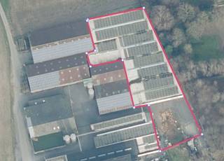 Magazijn/productieruimte van ca. 2.227m² met ruime parking te Oostrozebeke.Specificaties:- vloeroppervlakte van ca. 2.227m²- gepolierde...