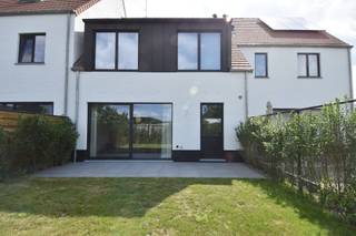 Deze woning (bouwjaar 2018) is gelegen op een rustig gelegen woonerf op wandelafstand van het centrum van Oud-Turnhout. De woning is momenteel verhuurd en omvat een inkomhal, woonkamer, open keuken en berging, een private inpandige fietsenberging, 3 slaapkamers en badkamer op verdieping, 4de slaapkamer op 2de verdieping. Gezellig westgericht tuintje. <br /><br />Indeling:<br />De gelijkvloerse verdieping beschikt over een inkomhal met apart toilet, gezellige leefruimte, open keuken met eiland (afgewerkt met natuurstenen werkblad, vaatwasser, koelkast, combi-oven, keramische kookplaat en dampkap) en een ruime koele berging naast de keuken. <br /><br />De eerste verdieping bevat 3 slaapkamers, een badkamer met dubbele lavabo, ligbad en douche, apart toilet met aansluiting voor wasmachine en droogkast. <br /><br />De tweede verdieping verschaft toegang tot de zolderruimte met een vaste trap naar een 4de slaapkamer of hobbykamer.<br /><br />De tuin is westgericht en onderhoudsvriendelijk!<br /><br />Het eigendom omvat tevens een staanplaats voor 1 wagen en een inpandige berging voor fietsen en vuilbakken.<br /><br />Bijzonderheden:<br />- De woning is momenteel verhuurd, dus een ideale investering mocht u onmiddellijk rendement wensen. De huidige niet-geïndexeerde huurprijs bedraagt 1.150 EUR/maand.<br />- Beschikbaar voor eigen gebruik, mits inachtneming opzegmodaliteiten van het huurcontract.<br />- Gunstig EPC (E43 / 71 kWh/m²)<br />- Betreft mede-eigendom - gemeenschappelijke kosten: maandelijkse provisie van 61 EUR<br /><br /><br /><br />.