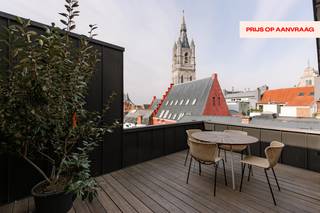 Luxueux duplex – penthouse avec vue panoramique sur les trois tours de Gand
Ce penthouse exclusif est situé dans le cœur animé de Gand, à deux pas du Korenmarkt et de la place Saint-Bavon. Les magasins, les universités, les transports en commun et toutes les commodités nécessaires se trouvent à deux pas. Avec un Mobiscore exceptionnel de 9,5/10, ce bien bénéficie d'un emplacement absolument idéal.
En entrant, vous êtes accueilli dans un hall d'entrée élégant avec de nombreux espaces de rangement. Le salon lumineux et raffiné respire la classe et se fond harmonieusement dans la cuisine design entièrement équipée, dotée d'appareils Siemsens haut de gamme (four, réfrigérateur, plaque de cuisson avec hotte intégrée, cave à vin, etc.). La grande baie vitrée coulissante donne accès à la première terrasse, l'endroit idéal pour profiter d'un dîner avec vue sur la ville ou d'un moment de détente.
Plus loin dans le couloir, vous trouverez des toilettes pour invités, trois chambres particulièrement spacieuses et une salle de bains luxueuse avec double lavabo, baignoire et grande douche à l'italienne. L'une des chambres dispose également d'une salle de bains privée avec douche à l'italienne et lavabo.
À l'étage supérieur de ce duplex-penthouse, vous trouverez un deuxième espace de vie impressionnant, entouré de deux terrasses ensoleillées de chaque côté.
Le clou du spectacle ? Les trois terrasses offrant une vue panoramique à couper le souffle sur les toits de Gand, avec la cathédrale Saint-Bavon, le Beffroi et l'Hôtel de ville comme éléments emblématiques. Une combinaison unique de luxe urbain, de finitions raffinées et d'une vue imprenable. Bref, un véritable chef-d'œuvre au cœur de la ville.
CONTACTEZ Laura au 0473 41 35 62 ou envoyez un e-mail à laura@vicusvastgoed.be
