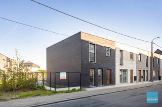 KIJKDAG 26/04 - maak nu uw afspraak - TE KOOP in St Gillis Dendermonde - half open bebouwing met 3 slpks<br />Rustige nieuwe verkaveling - moderne nieuwbouwwoning met mooie tuin achteraan en links van de woning.<br />Energiezuinige woning met een E-peil van max E20 (E10 mits meerprijs) <br />Kwalitatieve en moderne afwerking waardoor deze gezinswoning alle comfort biedt.<br />Ook het terras en de tuinafsluitingen en hekje naar de gemeenschappelijke tuin zijn voorzien<br />In deze prijzen zijn ook de aansluitingen voor nutsvoorzieningen reeds inbegrepen, alsook één autostaanplaats.<br /><br />Voor meer info omtrent plannen, prijzen en lastenboek, contacteer ons vrijblijvend 052 52 80 30 - info@goemanvastgoed.be