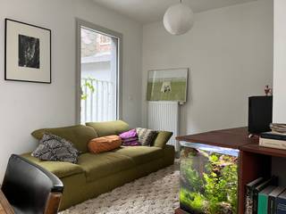 Wil je wonen in de bruisende oude binnenstad, beschikken over een terras en alle comfort, dan is dit appartement van 61m2 + 16m2 terras ideaal voor jou.<br />Gelegen aan de St Katelijnevest nr 2 net naast de Carolus Borromeuskerk, zonder twijfel een van de mooiste van de stad. Op wandelafstand van het Conciencespleintje, de Grote Markt, Groenplaats en de Meir. Vlot bereikbaar met openbaar vervoer.<br />Het recent appartement bj 2014 bestaat uit 5 appartementen en is uitgerust met een ruime lift die enkel wordt gebruikt door de 4 appartementen.<br />Je komt binnen via een private hall op de eerste verdieping. Eens binnen vinden we een kleine open hall, aansluitend de leefruimte met volledig uitgeruste keuken: vaatwasser, inductievuur, dampkap, heteluchtoven, microgolfoven, koelkast met vriesvak en voldoende berging.<br />Achterin is plaats voorzien om een was en droogmachine te plaatsen.<br />Aan de achterzijde bevind zich het terras van 16m2 waar het rustig zitten is, met verlichting en extra buitenstopcontact.<br />De badkamer is uitgerust met een inloopdouche en thermostatische kraan.<br />De open slaapruimte biedt door een smalle gang de nodige privacy.<br />Alle kabels voor internet liggen klaar voor je gewenste aansluiting zodat je hier naast een gezellige woonst ook je homeworking space kan opstellen.<br />Kortom, het ideale appartement voor een koppel of alleenstaande die graag in de oude binnenstad woont.<br />Beschikbaar vanaf 01/05/26<br /><br />Inbegrepen: onderhoud en van gemeenschappelijke delen, lift.