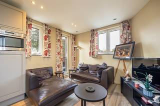 <p><span>In een autoluwe straat, pal in het centrum van Maria Ter Heide en toch dicht bij groen bieden wij u dit recent (bouwjaar 2000)appartement met 1 slaapkamer en ruim zonneterras.</span></p><p><span>Het appartement bevindt zich op de 1ste verdieping boven garage complex. Het beschikt over een gunstig EPC label, is prima onderhouden en voorzien van alle hedendaags comfort. Tevens is er een auto staanplaats mee inbegrepen. Zowel interessant voor alleenstaanden als ook als investering. Boek dus snel uw afspraak en kom zeker niet TE LAET!</span></p><p><span>Opmerking</span><span>: Samen met dit appartement kan men ook het aanpalend gelijkvloers appartement met 2 slaapkamers en tuin aankopen met bijhorende auto staanplaats + gelijkvloers kantoor/praktijkruimte met aansluitend grote berging. (zie op onze website of contacteer ons voor verdere informatie)</span></p><p><span> </span></p>
