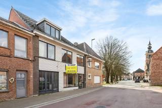 Welkom aan de Dries in Sombeke, dé plek waar ondernemen en comfortabel wonen perfect samenkomen. Dit indrukwekkende handelshuis biedt een gigantische woonst én een ruime handelsruimte van meer dan 100 m², ideaal voor een vrij beroep. Dankzij de centrale ligging en de gezellige, commerciële sfeer van Sombeke, is dit de ultieme locatie om uw zaak én uw leven naar een hoger niveau te tillen.<br />De handelsruimte is ruim en praktisch ingedeeld, voorzien van een aparte badkamer en EPC D – geen renovatieplicht! Het woondeel (bijna 180 m²) straalt ruimte uit met een gigantische leefruimte, open keuken (die wat liefde nodig heeft) en drie zeer ruime slaapkamers. Extra comfort komt van de dubbele beglazing, betonnen structuur en twee aparte toiletten.<br />Ook buiten is er ruimte om te genieten: een gezellig tuintje (zie kadastraal plan en foto op aanvraag) biedt een fijne plek om te ontspannen. Extra’s zoals een kelder, zolder en garage met manuele poort maken het plaatje compleet.<br />Hier krijgt u de kans om groots te wonen én te ondernemen, op een plek waar alles samenkomt. Klaar om uw dromen waar te maken? Contacteer ons voor een bezoek op het nummer: 052/46.38.03 en wie weet tot binnenkort!