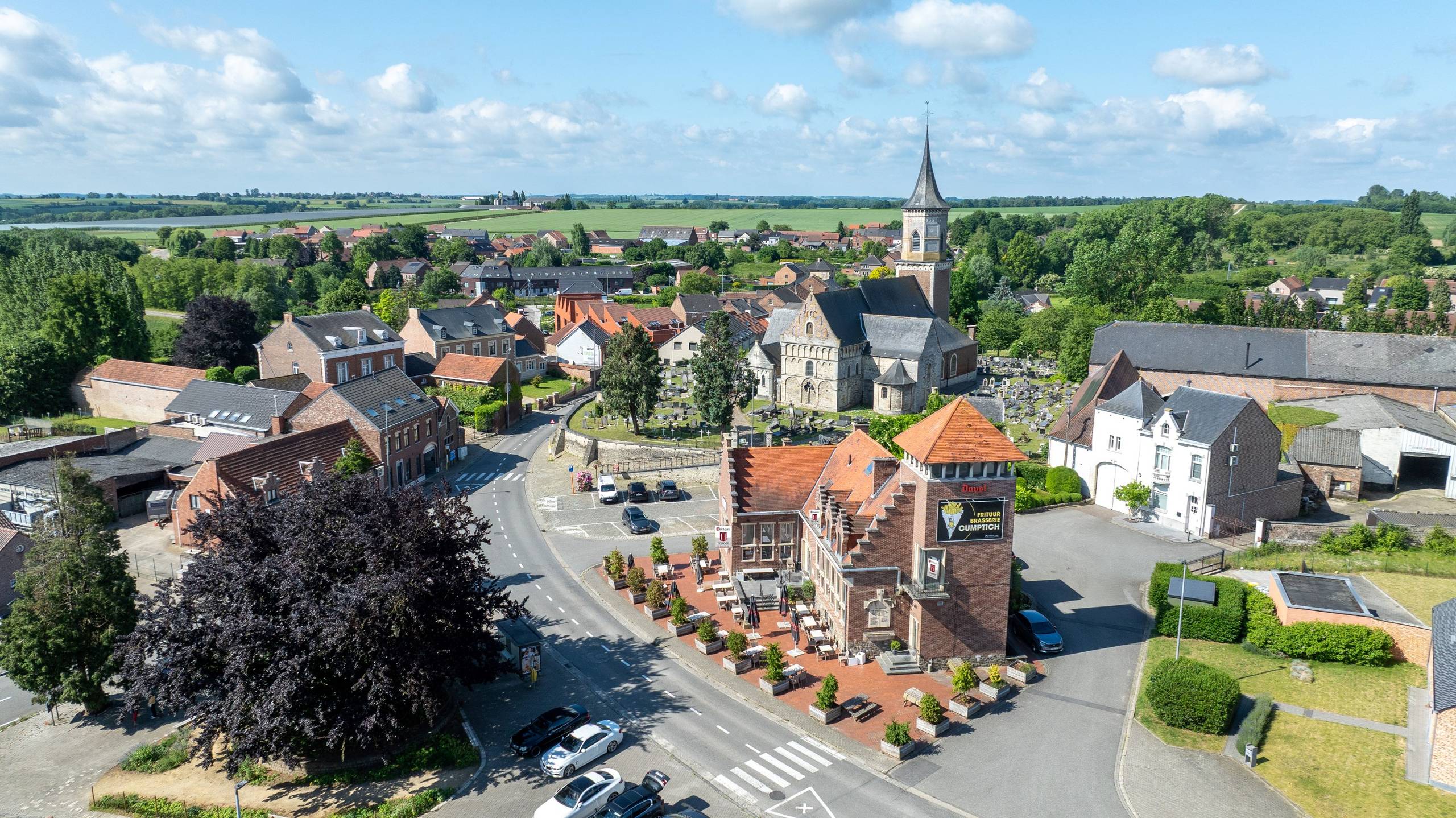 Un immeuble de rapport rénové unique à Kumtich (local commercial et 2 appartements spacieux) - photo 2