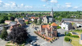 Avec un rendement garanti des locaux commerciaux loués à long terme et prospères, ainsi que 2 appartements rénovés situés au-dessus, il y a...