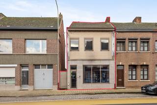 Instapklaar commercieel gebouw/handelshuis/horeca/kantoor/winkel met eventuele woonst op een zeer commerciële ligging met veel passage te...