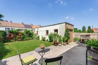 <p><span>Ontdek deze goed onderhouden driegevelwoning, rustig gelegen te Kassei in Vilvoorde. Dankzij de royale woonoppervlakte, ruime oprit, handige garage, vernieuwd terras en verzorgde tuin biedt deze woning alle comfort voor een gezin. De vergunde uitbouw zorgt bovendien voor een verrassend ruim woonvolume.</span></p><p><span>Via de inkomhal met apart gastentoilet betreedt u de lichtrijke leefruimte, waar de gezellige zithoek en eetplaats samen een aangename leefomgeving creëren. Aansluitend bevindt zich de keuken. Zowel de keuken als de badkamer bieden de mogelijkheid om naar eigen smaak te worden gemoderniseerd. Vanuit de eetplaats heeft u rechtstreeks toegang tot de mooi onderhouden tuin. Aan de zijkant van de tuin bevindt zich de praktische garage, ideaal voor uw wagen, fietsen of extra opslag. Op de eerste verdieping bevinden zich de ruime masterbedroom, een tweede slaapkamer, een derde kamer met aparte dressing die perfect dienst doet als kinderkamer of bureau, de badkamer en een ruime nachthal met ingebouwde dressingkasten. De tweede verdieping omvat nog twee extra kamers, waarvan één ruime slaapkamer en één kamer die ideaal is als bureau, hobbyruimte of logeerkamer. Daarnaast is er een handige bergruimte aanwezig. Tot slot beschikt de woning over een praktische kelder, ideaal voor extra opslag.</span></p><p><span>Met haar vier slaapkamers, verzorgde staat van onderhoud, ruime tuin, garage en uitstekende ligging vormt deze woning een ideale gezinswoning met heel wat potentieel. De mogelijkheid om keuken en badkamer volledig naar eigen smaak te vernieuwen maakt deze eigendom extra aantrekkelijk.</span></p><p><span>Plan vandaag nog uw bezoek en ontdek zelf de ruimte en mogelijkheden die deze woning te bieden heeft.</span></p><p><span> </span></p>