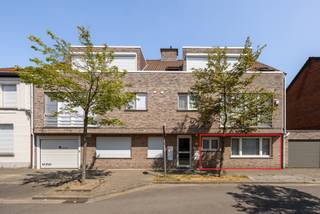 <h2>Appartement de plain-pied prêt à emménager avec 3 chambres, jardin ensoleillé et garage privatif à Ekeren<span></span></h2>
<p>Vous recherchez un appartement spacieux, prêt à emménager, alliant confort, espace et excellente situation ? Cet appartement soigné de plain-pied, situé dans une rue résidentielle calme à Ekeren, mérite toute votre attention. Avec une surface habitable d'environ <strong>109 m²</strong>, un jardin privatif d'environ <strong>70 m²</strong> et un garage indépendant, ce bien offre une combinaison rare sur le marché.</p>
<h3>Agencement</h3>
<p>Le hall d'entrée spacieux donne accès à toutes les pièces.</p>
<p>Le séjour lumineux d'environ 45 m² bénéficie de grandes baies vitrées offrant une belle luminosité naturelle et communique directement avec la cuisine entièrement rénovée en 2015, équipée de tous les appareils électroménagers encastrés.</p>
<p>L'appartement comprend également :</p>
<ul>
<li>trois chambres spacieuses (env. 15 m², 12 m² et 10 m²), dont une avec des placards sur mesure ;</li>
<li>une salle de bains rénovée en 2020 avec douche à l'italienne, douche pluie, meuble lavabo, sèche-serviettes et espaces de rangement ;</li>
<li>des toilettes séparées ;</li>
<li>une buanderie indépendante.</li>
</ul>
<p>Le séjour donne accès à une terrasse couverte et au jardin privatif entièrement aménagé et facile d'entretien. À l'arrière se trouve un garage indépendant avec porte motorisée et électricité. <strong>Le garage est compris dans le prix.</strong></p>
<p>Construit en <strong>2002</strong>, l'appartement est en excellent état et prêt à être occupé. Il dispose de châssis PVC avec double vitrage, d'un chauffage central au gaz et de volets roulants.</p>
<p>Situé dans un quartier résidentiel calme, à proximité des commerces, écoles, transports en commun et axes vers Anvers, ce bien est idéal pour les familles, les couples ou toute personne souhaitant vivre confortablement de plain-pied.</p>
<p><strong>Intéressé ? Contactez Immo Point au +32 3 535 12 75.</strong></p>