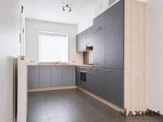 <p><span><span>ELEGANTE STUDIO VOOR EIGEN BEWONING OF OPBRENGSTEIGENDOM IN HARTJE EEKLO</span></span></p><p><span><span>Ontdek deze charmante gelijkvloerse studio gelegen op wandelafstand van het station van Eeklo. </span></span></p><p><span><span>INDELING HIGHLIGHTS</span></span></p><p><span><span>De ruimte van 43m² is functioneel ingedeeld met een open geïnstalleerde woonkeukenruimte die maximaal comfort biedt. De keuken is uitgerust met alle nodige apparatuur (frigo, kookplaat, dampkap, heteluchtoven en spoelbak), terwijl het aangrenzende woongedeelte zich uitstrekt met veel daglicht dankzij het grote schuifraam aan de achterzijde. </span></span></p><p><span><span>Een praktische aparte badkamer is voorzien van een doucheruimte, een enkele lavabo, een apart toilet en aansluitingen voor de wasmachine en de droogkast. </span></span></p><p><span><span>EXTERNE VOORDELEN</span></span></p><p><span><span>Direct naast de woning bevindt zich een privéterras van 22 vierkante meter waar u in alle rust kunt genieten van buitenruimte. Dit terras zit beschut tussen muren, wat een intiem en aangenaam buitenleefgebied creëert.</span></span></p><p><span><span>LIGGING EN BEREIKBAARHEID</span></span></p><p><span><span>Gesitueerd in de bruisende binnenstad van Eeklo, biedt deze locatie directe toegang tot winkels (Kruger complex), restaurants en openbare diensten (bus en trein station op 250 meter).</span></span></p><p><span><span>Een uitstekende investeringsmogelijkheid <strong>(met een bruto HUURRENDEMENT van 4,6%)</strong> voor wie naar een onderhoudsvriendelijke, volledig functionele woonplek zoekt in een charmant stedelijk milieu.</span></span></p><p><span><span>Deze studio met eigen tellers (EGW) wordt verwarmd op aardgas, het lage EPC zal bijdragen tot een lage energiefactuur. Op het gelijkvloers heb je de mogelijkheid om één fiets te plaatsen.</span></span></p><p><span><span>Voor alle info contacteer vastgoedmakelaar: Bert Pauwels - 0496/332.456 - Bert@maximm.be</span></span></p><p><span><span>Deze momenteel verhuurde studio kan enkel na afspraak worden bezocht. Wij nodigen u alvast graag uit voor een bezoek...</span></span></p><p><span><span> </span></span></p><p> </p><p> </p><p><span><span> </span></span></p><p> </p><p> </p><p><span><span> </span></span></p>