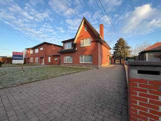 <span>CONTACT</span><br /><span>Jeroen Vandormael: jeroen@vastgoedvalkenborgh.be | 0498/05.76.72</span><br /><br />Welkom in de Kolmenstraat 69 te Stevoort, een gezinswoning met een degelijke basis, gelegen op een ruim perceel van 8are 5ca. Aan de achterzijde geniet de woning van een open zicht op de Bem en het aangrenzende natuurgebied, wat zorgt voor een aangename buitenbeleving en een duidelijke meerwaarde.<br /><br />De huidige staat van de woning laat toe om op eigen tempo renovaties en verbeteringen door te voeren. Dit maakt ze geschikt voor wie op zoek is naar een woning met mogelijkheden, waarbij bestaande ruimtes verder kunnen worden aangepast aan hedendaagse woonwensen en persoonlijke voorkeuren. De huidige indeling voorziet onder meer in drie slaapkamers, met bijkomend potentieel om het woonvolume verder te optimaliseren. Zo kan de zolderverdieping verder worden ingericht en kan — mits het bekomen van de gebruikelijke stedenbouwkundige toelatingen — worden bekeken hoe de leefruimtes beter kunnen worden afgestemd op het mooie uitzicht achteraan het perceel.<br /><br />Dankzij de diepte van het perceel ontstaat er achter de woning een duidelijke overgang naar de tuinzone, met een open en groen uitzicht dat in deze omgeving steeds minder vanzelfsprekend is. Dit biedt extra mogelijkheden voor wie belang hecht aan buitenruimte en een natuurlijke omgeving.<br /><br />De woning is gunstig gelegen met een vlotte verbinding naar omliggende gemeenten en steden. Het centrum van Stevoort bevindt zich op korte afstand en ook Hasselt, Alken, Herk-de-Stad en Nieuwerkerken zijn zeer vlot bereikbaar. In de nabije omgeving bevinden zich scholen, winkels, een supermarkt en horecazaken. Daarnaast staat Stevoort bekend om haar actieve verenigingsleven, met onder meer jeugdbewegingen zoals de KSJ en diverse sportverenigingen, wat bijdraagt aan een aangename leefomgeving voor gezinnen.<br /><br />Achteraan het perceel bevindt zich momenteel een bijgebouw, dat kan dienen als extra opslagruimte of multifunctionele ruimte, afhankelijk van de noden van de toekomstige bewoners.<br /><br />Deze woning vormt een solide vertrekpunt voor wie op zoek is naar een huis met ruimte en perspectief, waar vandaag reeds comfortabel kan worden gewoond en waar op termijn verdere aanpassingen mogelijk zijn.<br /><br />INDELING<br /><strong><span>Gelijkvloers</span></strong>:<br />Inkomhal, lichtrijke woon- en eetkamer, keuken, wasplaats, badkamer met douche en toilet, cv-ruimte, terras, ruim bijgebouw geschikt voor opslag, en tuin met open groen uitzicht.<br /><strong><span>Eerste verdieping</span></strong><strong><span>:</span></strong><br />Nachthal met toegang tot drie slaapkamers, een klein bureau en een apart toilet.<br /><strong><span>Kelder</span></strong>: Kleine, droge kelderruimte, geschikt voor opslag.<br />Zolder: Opslagruimte met potentieel voor bijkomende kamers.<br /><br />TROEVEN<br />- ruim perceel van 8are 05ca<br />- open zicht op aangrenzend natuurgebied<br />- drie slaapkamers<br />- mogelijkheid tot verdere afwerking van de zolder<br />- potentieel tot uitbreiding, mits bekomen van de nodige toelatingen<br />- bijgebouw met diverse gebruiksmogelijkheden (opslag, hobbyruimte)<br />- goede verbinding naar Hasselt, Alken, Herk-de-Stad en Nieuwerkerken<br />- nabij scholen, winkels en voorzieningen<br />- actief verenigingsleven en jeugdwerking in Stevoort<br />- interessante eigendom voor wie stap voor stap wil renoveren<br /><br />BEKNOPT<br />Bewoonbare opp: 147m²<br />Oppervlakte perceel: 8are 05ca<br />EPC: 907 kWh / (m² per jaar) – F Label<br />CV: stookolie<br />Jaar einde opbouw: 1960 <br />Vraagprijs: 269.000 euro<br /><br />Dit pand kan onderhevig zijn aan de renovatieverplichting die door de Vlaamse overheid wordt opgelegd voor residentiële gebouwen. Meer informatie via de website van het Vlaams Energie- en Klimaatagentschap via https://www.vlaanderen.be/een-woning-kopen/renovatieverplichting-voor-residentiele-gebouwen<br /><br />Meer info: <span>www.vastgoedvalkenborgh.be</span> <span>of via 0498/05.76.72</span><br /> 