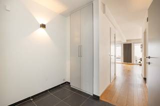 <p>ENKEL BEZOEKEN MOGELIJK DOOR ONDERSTAANDE LINK VOLLEDIG EN CORRECT IN TE VULLEN:<br />mijnhuurprofiel.be<strong><br /><br />Gelijkvloers appartement met uniek terras op toplocatie<br /></strong></p>
<p>Aan de Diksmuidenlaan 67 bevindt zich dit aangename appartement met een bewoonbare oppervlakte van ca. 96 m² en een zeer ruim terras van ca. 100 m² — een echte meerwaarde en zeldzaam in de buurt.</p>
<p>Het appartement wordt betreden via een inkomhal met ingebouwde vestiairekasten. Rechts bevindt zich de zeer ruime master bedroom. Aansluitend ligt de badkamer, voorzien van een grote inloopdouche en een lavabomeubel.</p>
<p>De lichtrijke leefruimte is afgewerkt met parketvloer en sluit aan op een halfopen keuken, uitgerust met een gasvuur, koelkast, vaatwasser en combi-oven. Naast de woonkamer bevindt zich een grote berging met aansluiting voor wasmachine en droogkast.</p>
<p>De tweede kamer is praktisch ingericht en kan perfect dienen als tweede slaapkamer, bureau of dressing.</p>
<p>Zowel vanuit de leefruimte als vanuit de tweede kamer is er toegang tot het zeer grote terras, ideaal om buiten te leven, te ontspannen of gasten te ontvangen.</p>
<p>Verder beschikt het appartement over twee garages op niveau -1, wat een groot praktisch voordeel is.</p>
<p>Een ruim en comfortabel appartement op een goede locatie, met als absolute troef het uitzonderlijk grote terras.<br /><br /><strong>Beschikbaar vanaf 1 maart 2026.<br /><br />Gemeenschappelijke kosten: Provisie van €40/maand inclusief het individueel waterverbruik.<br /><br /></strong>Voor meer informatie kan u vrijblijvend contact opnemen met Xander via xander@reds.be</p>