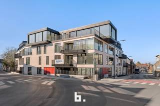 Ontdek de Residentie Sint-Amandus, een eigentijds nieuwbouwproject met 23 ruime en lichtrijke appartementen, ideaal gelegen op de hoek van de Kortrijkstraat en de Harelbeekstraat, vlak bij de markt van Zwevegem.<br /><br />De appartementen zijn ontworpen met oog voor comfort, kwaliteit en duurzaamheid. Dankzij de grote raampartijen geniet je van overvloedig daglicht en een prachtig zicht op de groene, rustig aangelegde binnentuin. De ruime terrassen bieden een heerlijke plek om te ontspannen in alle privacy.<br /><br />✨ Troeven:<br />- Centrale ligging op wandelafstand van winkels, horeca en openbaar vervoer<br />- Energiezuinig en duurzaam (BEN-normen)<br />- Ruime leefterrassen met groene binnentuin als uitzicht<br />- Hoogwaardige afwerking met keuze naar eigen smaak<br />- Ondergrondse autostaanplaatsen en bergingen beschikbaar<br />- Lift aanwezig in het gebouw<br /><br />Mogelijkheid tot aankoop aan verlaagd btw-tarief van 6%<br /><br />Of je nu op zoek bent naar een kwalitatieve woonst of een interessante investering, Residentie Sint-Amandus combineert modern comfort, centrale ligging en duurzame kwaliteit in één uniek project.