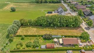 <p>Deze bouwgrond voor <strong>halfopen bebouwing </strong>biedt een uitstekende kans voor wie op zoek is naar ruimte en flexibiliteit. Met een perceeloppervlakte van maar liefst <strong>11.95 m²</strong> geniet u hier van een aangename combinatie van wonen en buitenruimte.</p><p>De bouwvoorschriften laten een gevelbreedte toe van 8,78 meter, met een bouwdiepte van 15 meter op het gelijkvloers en 12 meter op de eerste verdieping. Dit komt neer op een maximale bebouwbare oppervlakte van ca. 131,7 m² op het gelijkvloers, wat tal van mogelijkheden biedt om een ruime en functionele gezinswoning te realiseren, volledig naar eigen smaak en noden.</p><p>Daarnaast dient er rekening gehouden te worden met <strong>een voortuin en oprit van ongeveer 16 meter</strong>, wat zorgt voor een mooie afstand tot de straat en extra parkeermogelijkheden op eigen terrein.</p><p>Dankzij de halfopen bebouwing geniet u bovendien van extra lichtinval en een open gevoel, terwijl u toch optimaal gebruik kan maken van de perceelbreedte en tuinzone. Achterliggend geniet je van <strong>mooi zicht met uitgestrekte velden</strong>.</p><p>Een ideale opportuniteit voor wie wil bouwen op een ruim perceel met mooie bouwmogelijkheden! Stedenbouw, maatregelenregister, verkaveling in aanvraag.</p>