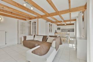 In Harendijke vinden we dit charmante vissershuisje terug op een perceel van 200 m². De woning werd gebouwd in 2008 en beschikt over een bewoonbare oppervlakte van 80 m² volgens EPC. Dankzij de gezellige indeling, de tuin en de privatieve staanplaats is dit een interessante woning als tweede verblijf of investering aan de kust.<br /><br />Op het gelijkvloers bevindt zich een inkomhal met apart toilet. De lichtrijke woonkamer sluit mooi aan op de keuken en eetkamer. De keuken is praktisch ingericht en voorzien van onder meer een vaatwasser, combioven, koelkast met vriesvak, inductiekookplaat en dampkap. Verder is er op het gelijkvloers een eerste slaapkamer met ingebouwde kasten en een badkamer met ligbad, douchevoorziening en lavabo.<br /><br />Op de eerste verdieping bevinden zich twee ruime slaapkamers en een nachthal met ingebouwde kasten. De woning wordt gemeubeld verkocht, waardoor ze meteen gebruiksklaar is.<br />Buiten geniet u van een aangename tuin met gras, terras, buitenverlichting, stopcontact en waterkraan. Daarnaast is er een praktische berging met de meters en de Vaillant CV-ketel.<br />Extra troeven zijn het EPC-label B, conforme elektriciteit, asbestveilige toestand, centrale verwarming, houten ramen met dubbele beglazing en een privatieve staanplaats.<br /><br />Een verzorgd en instapklaar vissershuisje op een aangename locatie in Harendijke.