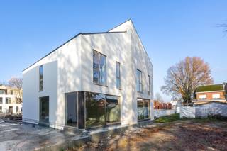 AANKOOP MOGELIJK AAN 6% BTW. INFORMEER NU NAAR DE VOORWAARDEN<br /><br />Woonproject Ganzenkuil in het centrum van Westmalle, wonen in het park.<br /><br />Woonproject Ganzenkuil zal bestaan uit 12 exclusieve appartementen en 10 ruime woningen. Elke woning en elk appartement is zorgvuldig ontworpen met aandacht voor detail en comfort. Met ruime interieurs, hoogwaardige afwerkingen en grote ramen die overvloedig daglicht binnenlaten, wordt u omringd door een sfeer van luxe en welzijn. Of u nu kiest voor een knusse woning met een eigen tuin of een elegante loft met een weids uitzicht, hier vindt u de perfecte woonruimte die naadloos aansluit op uw levensstijl en behoeften. Elke woning en elk appartement heeft een E-peil onder 30, dit onder meer dmv warmtepompen.<br /><br />Hoewel u zich midden in de rustige groene omgeving bevindt, bent u slechts enkele stappen verwijderd van het levendige dorpscentrum. Daarnaast biedt de omgeving volop mogelijkheden voor ontspanning en recreatie, met prachtige wandel- en fietsroutes in de nabijgelegen bossen en parken. <br /><br />Aarzel niet om uw droom waar te maken. Hier kunt u genieten van een perfecte balans tussen comfort en natuur, terwijl u profiteert van de nieuwste duurzame technieken. Neem vandaag nog contact met ons op en ontdek hoe u deel kunt uitmaken van deze buitengewone gemeenschap. <br /><br />Info en verkoop:<br />De verkoop geschiedt onder BTW op het constr en registratierechten op grondaandeel, onder de voorwaarden van de wet Breyne. Voor meer info of een verkennend gesprek, contacteer Karin 0486/97 84 27 of karin@reds.be