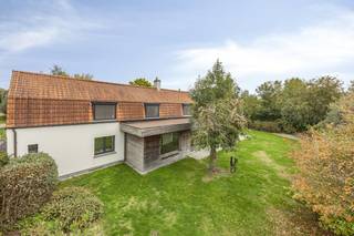 This detached house is located along the Damweg near the polders, which was built on a conveniently oriented plot (1,027m²). In addition to a...