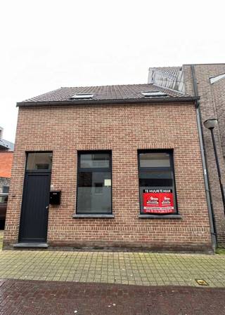 Beschrijving:<br />De woning is gelegen op enkele meters van de Markt van Geel.<br />Alle faciliteiten zijn op korte afstand bereikbaar.<br /><br />De woning bestaat uit:<br />- inkomhal<br />- woonkamer<br />- keuken (oven, afwasmachine, koelkast, ...)<br />- wasplaats + ruimte voor bureau/slaapkamer<br />- badkamer (met douche én ligbad)<br />- 2 slaapkamers<br />- ruime kelder<br />- gezellig terras<br /><br />Extra: <br />- Huurprijs: 820 euro/maand.<br />- De woning is geschikbaar vanaf 01/06/2026!<br />- Zeer energiezuinig! (Dakisolatie, muurisolatie, hoge rendementsbeglazing, ledverlichting, ...)<br /><br />Uitsluitend via onze website www.vastengoed.be kan u een bezichtiging inplannen op de vooropgestelde bezoekmomenten. Voor andere vragen kan u het kantoor bereiken op het nummer 014/72.73.74.