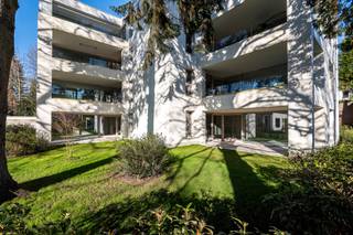 <strong>Residentie "Driezenhof"<br /></strong>Een project van uitzonderlijke klasse: Slechts 8 villa-appartementen en 1 parkwoning, discreet gelegen in een groene stadsoase. <br />Deze nieuwe residentie ligt heerlijk verscholen in de autoluwe Driezenstraat, zonder twijfel één van de charmantste straatjes in het centrum. Hier woont u op een boogscheut van de Grote Markt en de winkelstraten, maar ontsnapt u volledig aan de stadsdrukte.<br /><br /><strong>We nemen u graag mee voor een exclusief kijkje in één van de appartementen, waar de gelukkige bewoners zonet hun intrek hebben genomen. </strong><br /><br />De villa-appartementen, verdeeld over 4 verdiepingen, bieden woonoppervlaktes van 216 m² tot wel 231m², telkens met royale terrassen op het zuiden en westen. Deze ideale oriëntaties, absolute privacy en het zicht op de parkachtige tuin maken van elk appartement een oase van rust. Deze tuin is ommuurd en werd onder architectuur aangelegd, met behoud van de monumentale bomen die het geheel een uniek karakter geven.<strong> <br /></strong>Binnen geniet u van een ongekend ruimtelijk gevoel, dankzij plafondhoogtes van meer dan 3 meter en leefruimtes met raampartijen langs 3 zijden.<strong><br /></strong><br /><strong>Afwerking en technieken</strong><span> </span><br />In residentie "Driezenhof" gaat een uiterst smaakvolle en tijdloze uitstraling hand in hand met natuurlijke materialen en de allerbeste, geavanceerde technieken: Geothermische warmtepomp, vloerverwarming + koeling, een ventilatiesysteem D met warmterecuperatie, zonnepanelen voor het collectieve verbruik met de mogelijkheid om uit te breiden met een privatieve installatie,... <br /><br />Vanzelfsprekend is het gebouw Bijna Energie Neutraal (BEN) en streeft men naar een E-peil van 20 (gegarandeerd lager dan 30!). Het appartement wordt tot in de puntjes en volledig naar uw smaak afgewerkt. Hiervoor mag u rekenen op bijzonder ruime budgetten bij zorgvuldig geselecteerde partners, zoals Segers Interieur voor de keukeninrichting. <br /><br /><strong>Wij kunnen u nog 3 villa-appartementen aanbieden:</strong><br /><strong>Nr. 1</strong>: Gelijkvloers appartement van 231m² met 3 slaapkamers, 2 badkamers en een heerlijk privaat terras 30m² aan de parktuin. <br /><strong>Nr. 3:</strong> Appartement van 231m² op de 1e verdieping met 3 slaapkamers, 2 badkamers en inpandig terras 30m² met zicht op de parktuin <br /><strong>Nr. 4</strong>: Appartement van 216m² op de 1e verdieping met 3 slaapkamers, 2 badkamers en inpandig terras 30m² met zicht op de parktuin<br /><br />Uw wagen(s) parkeert u ondergronds, in uw eigen garagebox voor 2 auto's, afgesloten met een elektrische poort. Elektrisch laden mogelijk. Afgesloten fietsenstalling op het gelijkvloers. <br /><br /><strong>Prijzen starten vanaf 808.500 EUR, exclusief garage, BTW en gebruikelijke aankoopkosten.</strong><br /><br /><strong>De verkoop geschiedt onder de Wet Breyne:</strong> U bent als koper volledig beschermd en doorloopt een zorgeloos traject tot en met de sleuteloverdracht. <span><span>We lichten dit graag persoonlijk toe, of u kan alvast meer informatie nalezen via www.deboerenpartners.be/wet-breyne </span></span> <br /><br /><strong>Bijzonderheden</strong><br />- Groots wonen in een kleinschalige residentie <br />- Unieke locatie in het hart van de stad, met private parktuin<br />- Ideale oriëntatie en maximale privacy<br />- XXL lift <br />- Dubbele, ondergrondse garages met elektrische poorten en een grote fietsenstalling<br /><br /><strong>Ontdek nu zelf deze uitzonderlijke residentie en laat u inspireren door de rust, de ruimte en de verfijnde architectuur van Driezenhof. Wij ontvangen u graag voor een persoonlijk gesprek of een bezoek ter plaatse. <br /></strong>