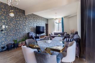 Lichtrijk hoek appartement met karakter! <br /><br />De ligging van dit gebouw is uiterst centraal. Zo zijn alle verbindingswegen in de directe omgeving terug te vinden, is er een ruim aanbod aan openbaar vervoer en zijn er in de directe omgeving tal van winkels die voorzien in de dagelijkse behoeftes. Nood aan groen en ontspanning? Met de fiets ben je op vijf minuten in het prachtige Middelheim park!<br /><br />Het appartement is gelegen op de eerste verdieping van een kleinschalig renovatieproject uit 2023. Hier geen zorgen over verbouwen en renoveren, maar instap klaar wonen!<br />Het appartement beschikt over een inkomhal voorzien van afzonderlijk toilet. De leefruimte is ruim en kan dankzij de hoekligging genieten van uitzonderlijk veel licht en zon! Verder beschikt het appartement over drie slaapkamers (waarvan een doorlopende kamer) keuken en badkamer.<br />Ondergronds is er nog een handige kelderberging. <br /><br /><br />Belangrijkste troeven<br />- Ruim en instap klaar appartement<br />- Kleinschalig gebouw<br />- Lage maandelijkse lasten<br />- Per direct beschikbaar <br />- Blanco elektrische keuring<br />- …<br /><br /><br />Verplichte vermeldingen<br />Epc: 128 kWh/m2<br />P-score: A<br />G-score: A<br />Stedenbouwkundige gegevens in aanvraag