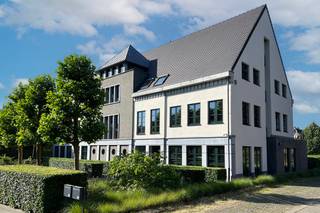 <p>For rent: modern 196 m² office space located on the 3rd floor of a fully renovated building in 3000 Leuven, on a strategic and highly accessible site close to the city centre.<span></span></p>
<p>The building has been fully renovated with a sustainable, future-proof approach. It is carbon neutral and equipped with smart heat pumps providing zoned heating and cooling, domotic-controlled LED lighting, and solar panels ensuring optimal energy efficiency.</p>
<p>Security is ensured through a modern access control system, fire detection, anti-intrusion protection, and video surveillance.</p>
<p>The office layout is flexible and can be adapted to the tenant’s needs. Interior finishes (kitchen, sanitary facilities, lighting, paintwork, coffee corners) can be customised in collaboration with the tenant to create a workspace aligned with the company’s identity.</p>
<p>Prime location: within walking distance of Leuven station, close to public transport, and with fast access to the E40 and E314 motorways.</p>