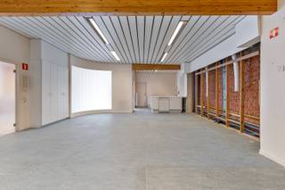 Op de eerste verdieping bevindt zich dit ruime pand met een oppervlakte van maar liefst 491 m². Dankzij de veelzijdige indeling is het pand...