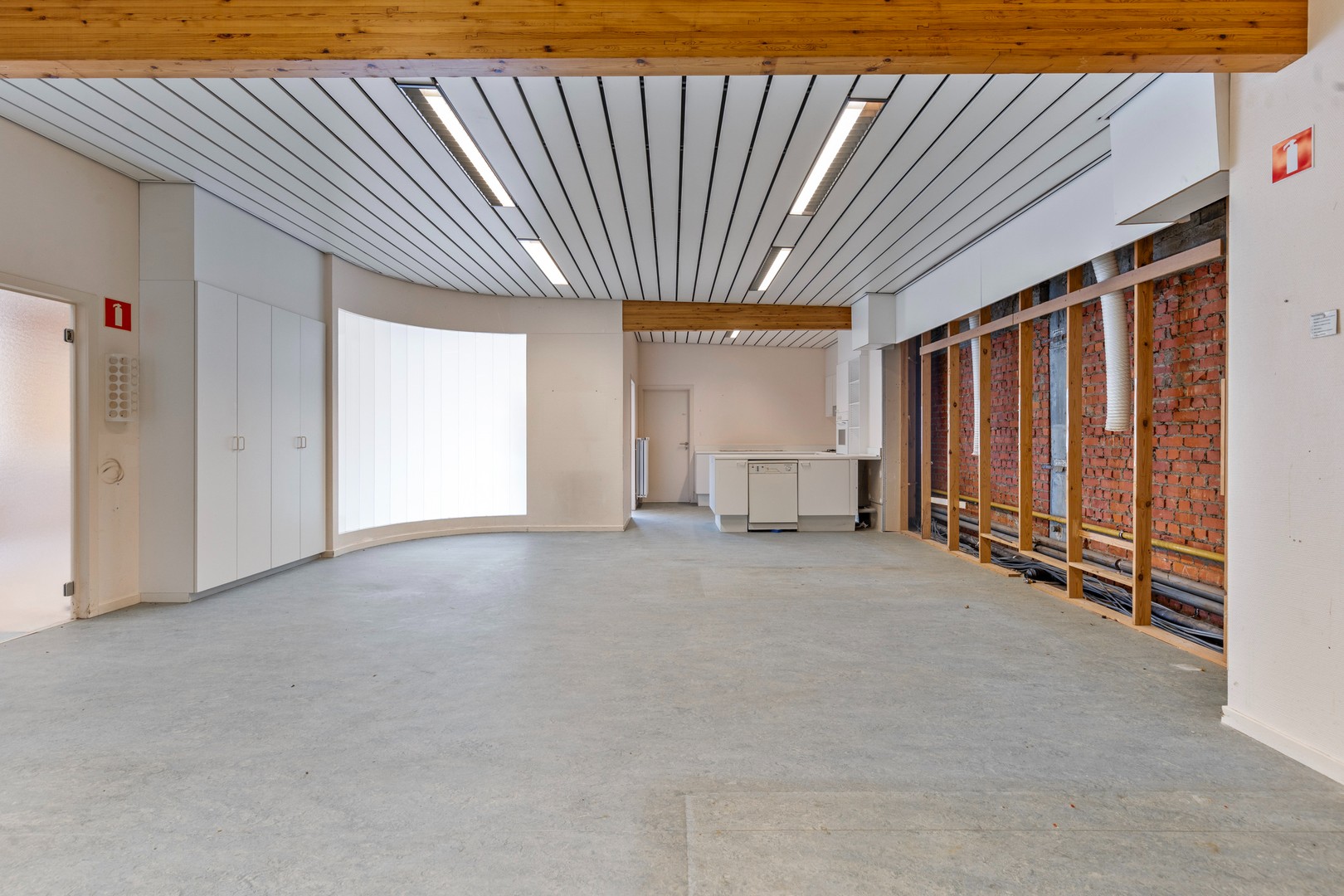 Veelzijdig handelspand van 491 m² in het centrum van Roeselare - foto 2