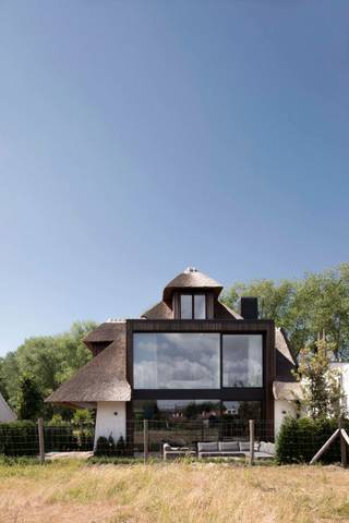 <p><strong>Villa exclusive avec finitions sublimes et vue imprenable sur les Polders – NON MEUBLÉE</strong></p>
<p>Située dans un quartier résidentiel calme, à proximité de la place Oosthoek, cette villa exceptionnelle se distingue par une qualité de finition inégalée et une harmonie parfaite entre luxe, lumière et espace.</p>
<p>Dès l’entrée, vous serez accueilli dans un élégant hall avec vestiaire et toilette invités. Le lumineux séjour, baigné de lumière naturelle grâce aux grandes baies vitrées, s’ouvre sur une superbe terrasse aménagée et un jardin offrant une vue dégagée sur les Polders. La cuisine ouverte, équipée d’électroménagers haut de gamme et d’un frigo à vin, est attenante à une buanderie fonctionnelle et un coin repas chaleureux. La terrasse partiellement couverte, avec chauffage intégré, permet de profiter de l’extérieur toute l’année. Un garage intégré pour une voiture complète le rez-de-chaussée.</p>
<p>Au premier étage, un vaste hall de nuit avec toilette séparée et un espace bureau, idéal pour le télétravail. Trois chambres spacieuses, toutes dotées de placards sur mesure et de leur propre salle de bain ou douche en suite, garantissent un confort optimal. Une magnifique vue dégagée sur les Polders.</p>
<p>Le deuxième étage dispose d’une chambre supplémentaire avec salle de douche ainsi que de nombreux espaces de rangement, parfaits pour accueillir des invités ou aménager un espace de détente supplémentaire.</p>
<p>Cette villa exclusive allie un confort de vie raffiné à un emplacement d’exception. Une opportunité rare pour ceux qui recherchent une location prestigieuse avec des finitions haut de gamme. <strong>Intéressé(e) ? Contactez-nous pour plus d’informations ou une visite !</strong></p>