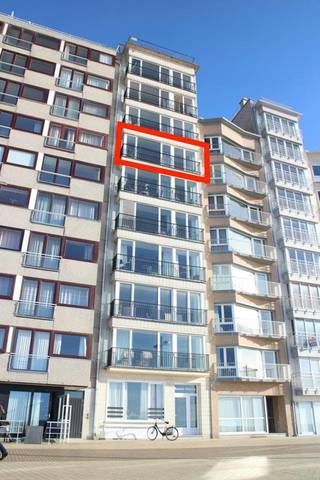 Spacieux appartement de 2 chambres avec vue frontale sur la mer situé au sixième étage de la résidence Anne Marie sur le front de mer de Middelkerke. Cet appartement est situé en plein centre, à quelques pas des commerces et du casino.Disposition :- hall d'entrée spacieux- salon (32 m²) avec espace bureau ou coin nuit (9 m²)- cuisine (10 m²) comprenant un réfrigérateur avec congélateur, un lave-vaisselle, un four combiné, une cuisinière et une hotte- rangement- salle de bain (4m²) avec baignoire et double vasque- toilettes séparées- 2 chambres (13 m² et 15 m²)Gratuit à partir du 01/09/2026Commission des frais généraux : 80,00€ par moisCommission de chauffage : 75,00€ par moisAvantages :- situation extrêmement centrale- magnifique vue frontale sur la mer- petite résidence, 1 appartement par étage- convient comme résidence secondaire ou comme lieu de résidence permanentÊtes-vous intéressé par cette propriété à louer à Middelkerke ? Rendez-vous sur le site www.dewaele.com, cliquez sur le bien que vous souhaitez louer. À l'aide du bouton rouge « demandez votre visite », nous vous demandons de remplir brièvement un profil. Ensuite, nous vous contacterons pour une visite. Les rendez-vous ne peuvent pas être pris par téléphone.