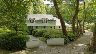 <p><strong>Charmante villa</strong> met specifieke architectuur op <strong>unieke groene locatie TE HEIDE</strong> met prachtige tuin dichtbij het centrum, station, winkels en scholen.</p>
<p>De woning werd opgetrokken in een tijdloze villastijl <strong>met een karaktervolle architectuur.</strong> De architectuur kenmerkt zich door het ruime dakvolume, de <strong>grote raampartijen</strong> en de harmonieuze integratie in de <strong>groene omgeving.</strong> De woning werd ontworpen met veel aandacht voor <strong>lichtinval en een sterke connectie tussen de leefruimtes en de tuin</strong>.</p>
<p>Deze <strong>unieke villa is</strong> gelegen op een <strong>uitzonderlijk rustige en groene locatie </strong>en wordt omgeven door een prachtige, aangelegde tuin met volwassen bomen en hagen die zorgen voor <strong>optimale privacy.</strong> De woning combineert <strong>ruime leefruimtes</strong> met een <strong>sterke connectie met de tuin en het omliggende groen</strong>.</p>
<p><strong>Gelijkvloers</strong><br />-Via de inkomhal met vestiaire en gastentoilet betreedt u de woning<br />-<strong>Ruim bureel</strong> met ingemaakte kasten en zicht op de tuin<br />-<strong>De lichtrijke leefruimte</strong> met aparte leeshoek met parketvloer biedt een mooi zicht op de tuin en geeft toegang tot het zonnige terras<br />-De ruime, <strong>volledig ingerichte keuken</strong> (2009) is uitgerust met kwalitatieve toestellen waaronder een grote Miele inductiekookplaat, oven, een combi-oven, ingebouwde Miele koffiemachine, vaatwasser, koelkast en diepvriezer<br />-Aansluitend bevindt zich een praktische bijkeuken met ingemaakte kasten en aansluitingen voor wasmachine en droogkast<br />-Een <strong>dubbele garage met automatische poort</strong>. Van hieruit is er eveneens toegang tot het overdekte terras</p>
<p><strong>Kelderverdieping</strong><br />-Ruime kelderverdieping met verschillende bergruimtes, technische ruimte met opstelling van de boiler, ingemaakte kasten en <strong>een wijnkelder</strong></p>
<p><strong>Verdieping</strong><br />-Op de verdieping bevindt zich de <strong>ruime master slaapkamer met dressing</strong> en directe toegang tot <strong>het zonnige terras</strong>. De badkamer is uitgerust met sauna, douche, toilet en dubbele lavabo<br />-Daarnaast zijn er nog <strong>drie extra slaapkamers</strong>, waarvan één met bijkomende bergruimte achteraan. Verder is er <strong>een tweede</strong> badkamer voorzien van douche en dubbele lavabo en een apart toilet op de verdieping</p>
<p><strong>Tuin</strong><br />De woning wordt omringd door <strong>een prachtige, groene tuin</strong> met ruime gazon, volwassen bomen en hagen die zorgen voor rust en privacy. Het zonnige terrassen bieden een mooi zicht op de tuin en vormt de ideale plek om te ontspannen. In de tuin bevindt zich bovendien een charmante siervijver en een praktisch tuinhuis.</p>
<p><strong>Extra troeven</strong><br /><strong>-13 zonnepanelen (ongeveer 3 à 4 jaar oud)</strong><br /><strong>-Thuisbatterij</strong><br />-Laadpaal voor elektrische wagen<br />-Dubbele garage met automatische poorten<br />-Zonnig overdekt terras<br />-Veel privacy en groene omgeving<br />-Alarm<br /><strong>-Met een lucht/lucht warmtepomp in de living(</strong>COP van 4,0 gebruikt)<strong>, eetkamer en tv-hoek zou je een D label kunnen bekomen</strong></p>