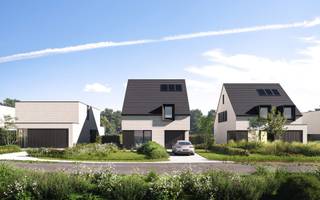 Ben je op zoek naar een moderne, energiezuinige nieuwbouwwoning in een rustige en groene omgeving? Deze laatste beschikbare woning in het project Ten Broek combineert hedendaagse architectuur met uitzonderlijk wooncomfort en een uiterst gunstig energieverbruik (E-peil 20).<br /><br />De villa beschikt over een royale bewoonbare oppervlakte en is gelegen op een perceel van 7a10, wat garant staat voor ruimte, privacy en een aangename tuinbeleving. Dankzij de grote raampartijen geniet je in elke leefruimte van maximale natuurlijke lichtinval en een open zicht op het groen.<br /><br />Je betreedt de woning via een aparte inkomhal met gastentoilet. De lichtrijke leefruimte vormt het hart van de woning en sluit naadloos aan op de tuin dankzij grote raampartijen. De open keuken met eethoek is ideaal voor gezinnen en gezellige momenten, met een aangenaam zicht op het buitengebeuren.<br /><br />Aansluitend vind je een praktische berging en een inpandige garage, perfect voor extra opslag, wasruimte en dagelijks comfort.<br /><br />Op de eerste verdieping bevinden zich drie volwaardige slaapkamers, een ruime badkamer met ligbad en douche, een apart toilet en een extra bergruimte. De doordachte indeling zorgt voor optimaal wooncomfort en functionaliteit.<br /><br />Deze woning is ideaal voor wie wil wonen in een rustige, groene omgeving, zonder afstand te doen van modern comfort, energiezuinigheid en hedendaagse afwerking. <br /><br />Interesse in deze laatste nieuwbouwwoning te koop in Ten Broek? Neem contact op met Deborah Coppens op 0472 72 73 70