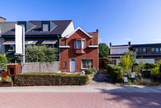 Volledig te renoveren woning in centrum Westmalle met 3 slaapkamers! De woning biedt tal van mogelijkheden om te renoveren.<br /><br />Troeven :<br />- te renoveren naar eigen smaak<br />- ontsluiting via Bergstraatje<br />- mooie leefruimte met hoge plafonds<br />- 3 volwaardige slaapkamers<br />- centrum Westmalle<br />- praktische tuin<br /><br />Via de inkomhal kom je in de woonkamer met aanpalend keuken en badkamer. Verder kan je vanuit de keuken verder naar de garage die ontsluit op het Bergstraatje. Onder de inkomhal is een droge kelder voorzien als extra opslagruimte. Op de verdieping bevinden zich 3 ruime slaapkamers, waarvan je er gerust één kan omvormen naar badkamer. De zolderruimte is ideaal als extra bergruimte. <br /><br />Zin om van deze woning je nieuwe thuis te maken ?<br />Bel Flor Vastgoed voor een afspraak ter plaatse om het potentieel van deze woning te bekijken op 03/283 62 43!