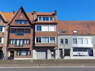 Residentie "Maison Marie" Dit appartement van 71m² is gelegen aan ´t Zand in de onmiddellijke nabijheid van tal van winkels en parkeermogelijkheden. Het appartement gelegen op de 2e verdieping heeft 2 slaapkamers en een gemeenschappelijke kelder. Ideaal als investering !!!<br /><br />www.desmetpoupeyebrugge.be<br /><br />Voor meer info of een bezoek, contacteer ons 050 47 00 00 of kom langs op ons kantoor te Hoefijzerlaan 1 ('t Zand) Brugge.<br /><br />- inkom met toilet<br />- living (parket) met sierhaard : 20m²<br />- ingerichte keuken : dampkap, gaskookplaat, oven en frigo<br />- badkamer : lavabo met meubel, douche, toilet en aansluiting voor wasmachine<br />- slaapkamer 1 (parket) : 2 persoons : 13,50m²<br />- slaapkamer 2 (parket) : 1 persoons : 10m²<br />- bergkast in de keuken met CV ketel en aansluiting voor wasmachine<br /><br />* dubbel glas met rolluiken<br />* gemeenschappelijke kelder met plaats voor fietsen<br /><br />+ residentie met slechts 4 appartementen<br />+ gelegen op enkele stappen van ´t Zand en de Smedenstraat