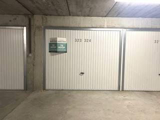 Dubbele garage te koop in residentie Duineveld. Vlot inrijbaar en bereikbaar met lift, De garage heeft een diepte van 10,50 meter en een breedte...