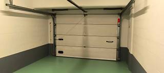 Een prachtige garagebox aan de Naamsepoort onder Delhaize.Volledig opgeverfd .Elektrische poort met 2 afstandsbedieningen .Elektriciteit...