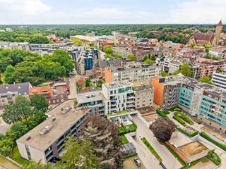 Bent u op zoek naar een stijlvol, energiezuinig en volledig instapklaar appartement in het centrum van Genk? Dan is dit prachtige appartement in het recente project Pura Vida, gelegen aan de Winterslagstraat 75 te Genk, precies wat u zoekt.<br /><br />Met een bruikbare oppervlakte van 94 m² (bron EPC) biedt dit appartement een comfortabele en aangename indeling, afgewerkt met kwalitatieve materialen en oog voor detail. Dankzij de uitstekende ligging bevindt u zich op wandelafstand van winkels, horeca, openbaar vervoer en alle voorzieningen die het stadscentrum te bieden heeft.<br /><br />Indeling<br />Ruime en lichtrijke leefruimte<br />Moderne, volledig afgewerkte keuken<br />2 slaapkamers<br />Praktische berging/wasplaats<br />Hedendaagse badkamer<br />Aangenaam terras waar u in alle rust kunt genieten +- 12m²<br /><br />Extra troeven<br /><br />Recent appartement – volledig instapklaar<br />Energiezuinig wonen met een EPC-score van slechts 34 kWh/m²/jaar<br />Privatieve kelderberging inbegrepen<br />Hoogwaardige afwerking en moderne uitstraling<br />Centrale ligging in Genk<br />Ideaal als eigen woonst of als investering<br /><br />Een ondergrondse autostaanplaats is beschikbaar en dient mee aangekocht te worden voor<br /> € 25.000 meerprijs.<br /><br />Dit appartement combineert wooncomfort, energiezuinigheid en een toplocatie in een aantrekkelijk geheel. Een unieke kans voor wie zonder zorgen wil verhuizen naar een recente en perfect afgewerkte woonst.