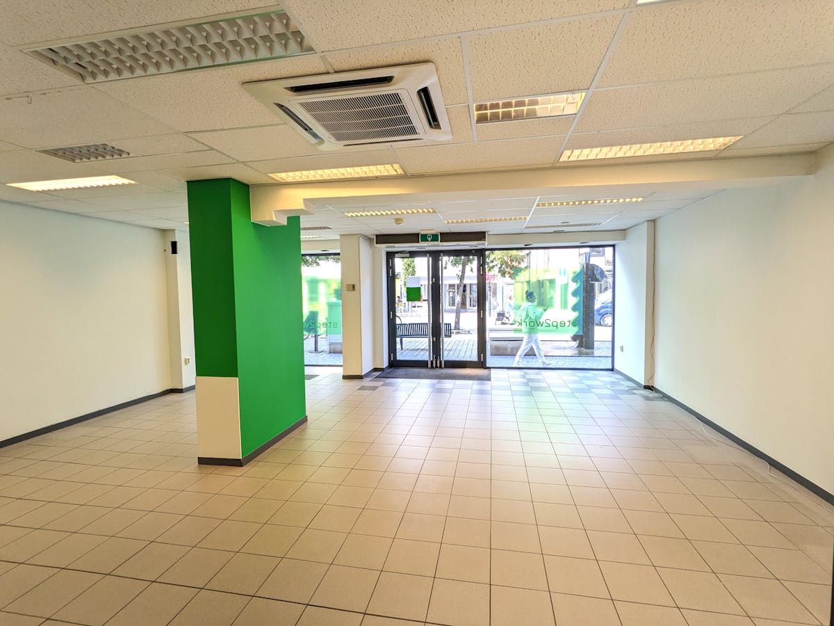 commercial building/office in the Geel shopping center for rent - photo 3