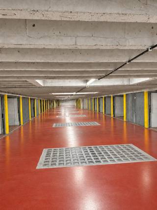 TE KOOP - GENT. Op zoek naar een eigen parkeerplaats in het historisch centrum van Gent? Deze afgesloten autogarage bevindt zich op niveau 1 in een parkeergebouw en is afgesloten met een poort.<br />Een praktische oplossing voor wie centraal wil parkeren of op zoek is naar een garage als investering.<br />Interesse? Neem contact op voor meer informatie of een bezichtiging.