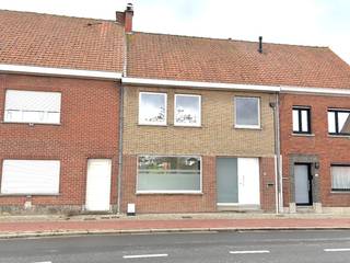 Nabij het centrum van Moorsele vinden we deze verzorgde woning met 3 slaapkamers....We komen binnen via de ruime hal om verder te gaan naar de...