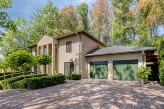<p><span>Deze exclusieve villa is door IMMO-TIME in GEEN TIJD verkocht. Wilt u ook in GEEN TIJD succes boeken? Contacteer ons dan voor een vrijblijvende waardebepaling of spring gerust binnen op ons kantoor op de Vismarkt te Leuven voor een eerste kennismaking zodat wij met veel enthousiasme onze werkwijze en onze interessante voorwaarden aan u kunnen voorstellen. Bij IMMO-TIME staan tijd en service immers centraal. Tijd voor u en met aandacht van uw wensen.</span></p><p><span> </span></p><p><span>Grenzend aan het Chartreuzenbos, op een zucht van het historische centrum van Leuven en met een vlotte verbinding naar belangrijkste invalswegen, presenteren wij u met trots deze discreet verscholen en tijdloze villa, gelegen op de grens met Kessel-Lo en Linden.</span></p><p><span> </span></p><p><span>Deze ware vastgoedparel, omgeven door groen en met een unieke woonbeleving in elk seizoen, is gelegen op een mooi perceel van circa 20 are. Deze tijdloze villa, met als bouwjaar 1990, werd reeds smaakvol gerenoveerd met oog voor kwaliteit, comfort en hoogwaardige materialen.</span></p><p><span> </span></p><p><span>Met een bruikbare vloeroppervlakte van maar liefst 272 m² omvat dit eigendom op het gelijkvloers een inkomhal met vestiaire en gastentoilet, gevolgd door een ruime living met haard en inbouwkasten. Aansluitend bevindt zich een aangename en lichtrijke veranda die naadloos overgaat in het zonovergoten terras. Verder beschikt het gelijkvloers over een volledig ingerichte keuken, een praktische berging met wasplaats en een dubbele garage met automatische sectionale poorten. De eerste verdieping omvat een nachthal met bureauruimte, drie volwaardige slaapkamers, een apart toilet, een badkamer met ligbad en douche en nog een tweede afzonderlijke douchekamer.</span></p><p><span> </span></p><p><span>Ook buiten weet dit eigendom te overtuigen met zijn onderhoudsvriendelijke en groene tuin, die een oase van rust vormt.</span></p><p><span> </span></p><p><span>Kortom, een ware opportuniteit voor wie op zoek is naar een instapklare, energiezuinige en ruime woning op een prachtig perceel met een unieke combinatie van rust, privacy, groen en bereikbaarheid.</span></p><p><span> </span></p><p><span>Voor snelle beslissers!</span></p><p><span> </span></p>
