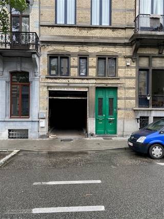 Loods van 613m² te koop in het centrum van Brussel. Deze loods is momenteel onderverdeeld in 4 opslagplaatsen die afzonderlijk verhuurd zijn. Huurprijs €2505,24 per maand = Netto rendement van 5,5%. Ideaal als investering! AARZEL NIET TE LANG! SI: in aanvraag.