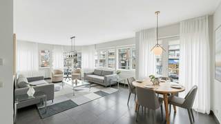 Situé dans la Lippenslaan, à distance de marche de la mer et de la plage, nous vous proposons à la vente cet appartement d’angle bénéficiant d’une...