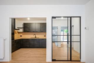 Op een uitstekende locatie te Duffel bevindt zich dit instapklaar gelijkvloers appartement met zonnig terras. U geniet hier van een uitstekende bereikbaarheid, toch op wandelafstand van winkels, scholen en het openbaar vervoer.<br /><br />We betreden het appartement op de gelijkvloers via de inkomhal met apart gastentoilet. De lichtrijke leefruimte kan u inrichten met een gezellige zithoek en eetplaats. De open keuken is mooi geïntegreerd in het geheel en is voorzien van kwalitatieve toestellen. Via de nachthal hebt u toegang tot de twee slaapkamers en een prachtige afgewerkte badkamer met lavabo en douche. Op het zuid-georiënteerde, ruime terras kan u steeds in alle rust genieten van het mooie weer. Op het terras staat ook een tuinhuis voor extra bergruimte. De gemeenschappelijke kost bedraagt maandelijks €30.<br /><br />Het appartement is beschikbaar vanaf 1/11/2026.<br /><br />U dient een bezoekaanvraag in te dienen via het zoekertje op onze website via de knop "vraag bezoek aan".<br /><br />Dit is een uitstekende opportuniteit als u op zoek bent naar een ruim appartement met 2 slaapkamers en een zuidgericht terras. Contacteer ons voor meer informatie of neem een kijkje op www.boonstravastgoed.be . <br /><br />Bijzonderheden:<br />- 2 slaapkamers<br />- Centrale ligging<br />- Zonnig groot terras