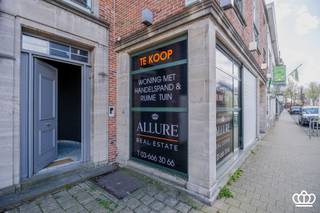 <p><span>OPEN HUIS ZATERDAG 6 JUNI TUSSEN 11U - 13U!</span></p><p><span> </span></p><p><span>Verrassend ruime woning met handelsgelijkvloers, dubbele garage/carport en prachtige tuin gelegen op topligging in het centrum van Essen.</span></p><p><span> </span></p><p><span>INDELING</span></p><p><span> </span></p><p><span>Gelijkvloers:</span></p><p><span>De commerciële ruimte is gelegen aan de straat en heeft een aparte ingang : hier zijn vele mogelijkheden als praktijk, kantoor,winkelpand..</span></p><p><span>De woning zelf heeft een apart inkomhal, gastentoilet en ruime traphal.</span></p><p><span>Sfeervolle en lichtrijke leefruimte met open haard, mooie parketvloer en uitzicht over de tuin.De eetkamer kan afgesloten worden middels schuifdeuren .</span></p><p><span>De keuken is comfortabel uitgerust met hedendaagse apparatuur en  beschikt over een extra ontbijthoek/eetkamer. Ook hier direct contact met het terras en de tuin. Verder  nog een praktische bijkeuken achter de keuken , en een ruime voorraadkelder.</span></p><p><span> </span></p><p><span>Verdieping:</span></p><p><span>Op de tussenverdieping bevindt zich een multifunctionele ruimte (nu als berging ingericht).</span></p><p><span>Eenmaal boven zijn er vooraan 3 ruime slaapkamers, de masterbedroom met grote inloopdressing geniet van het zicht op de tuin.</span></p><p><span>De badkamer is zeer groot : centraal vrijstaand ligbad, dubbele wastafel, een extra grote inloopdouche, en nog extra ingemaakte kasten.</span></p><p><span> </span></p><p><span>Tuin:</span></p><p><span>De tuin is zeer uitnodigend, met groot terras direct aan de woning, en nog een extra overdekt terras voor mooie zomeravonden. </span></p><p><span>Achteraan in de tuin bevindt zich een handige tuinberging en toegang tot de garage/carport voor 2 wagens.</span></p><p><span> </span></p><p><span> </span></p>