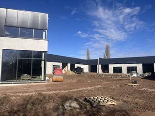 Moderne, kwalitatieve KMO-unit op de voormalige Sega-Meat site aan de Ricksteenweg 23B. Strategisch gelegen nabij de N50 en E403, midden in de regio Torhout-Tielt-Roeselare.Specificaties:- Oppervlakte: ca. 144 m²- Parkeren: 1 privatieve staanplaats inbegrepen (P14)- Toegang: Geïsoleerde elektrische sectionaalpoort met afzonderlijke loopdeur.- Lichtinval: Voorzien van 2 raampartijen en een lichtstraat voor veel natuurlijk licht.- Vrije hoogte: Ca. 6,5 tot 7 meter.- Technieken: Individuele aansluitingen voor water en elektriciteit (3f400V-40A).- Staat: Nieuwbouw in casco conditie- Zonnepanelen aanwezigBestemming:- Ideaal voor ambacht, opslag, KMO-activiteiten of B2B-groothandel.(Geen autonome kantoren, horeca of B2C toegestaan).Financieel:- Excl. btw - Onroerende voorheffing ten laste van de huurder- Syndic: Maandelijks voorschot van € 50 voor gemeenschappelijke kosten.Interesse in deze nieuwe uitvalsbasis? Contacteer ons voor meer informatie of een bezoek ter plaatse!