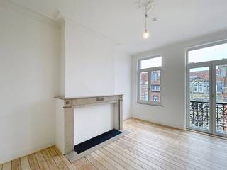 SAINT-GILLES, vlak bij het gemeentehuis, winkels en openbaar vervoer, mooi appartement met 1 slaapkamer van ± 87 m² op de 4e verdieping met lift...